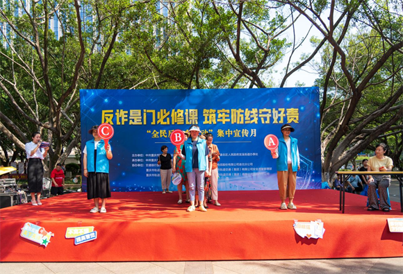 龍溪街道嘉州社區(qū)聯(lián)合相關(guān)單位開展以“反詐是門必修課，筑牢防線守好責(zé)”為主題的反詐文藝演出活動(dòng)。