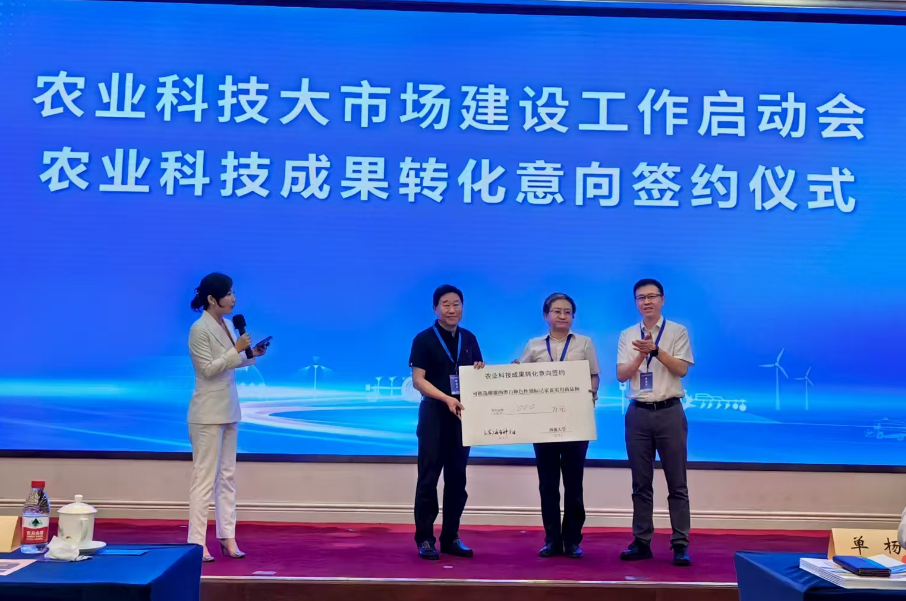 西南大學(xué)代方銀教授團(tuán)隊家蠶新品種實現(xiàn)1000萬元簽約轉(zhuǎn)化。重慶市農(nóng)業(yè)農(nóng)村委員會供圖