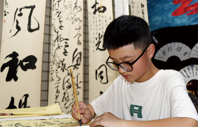 學(xué)書法。