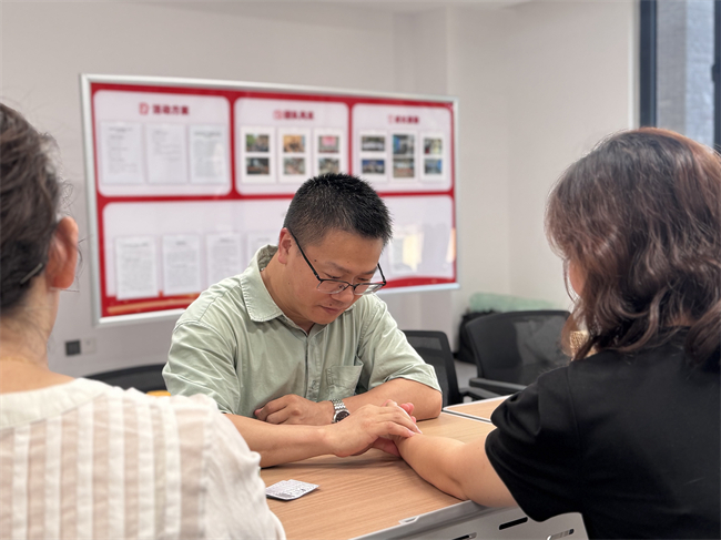 課間休息時(shí)，同學(xué)圍坐一起，交流起中醫(yī)養(yǎng)生的“治未病”心得。通訊員 鄭耘 攝