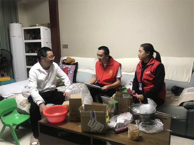 網(wǎng)格員劉世彬在李先生家中宣傳快遞包裹個(gè)人隱私保護(hù)知識(shí)。通訊員 王軒 攝