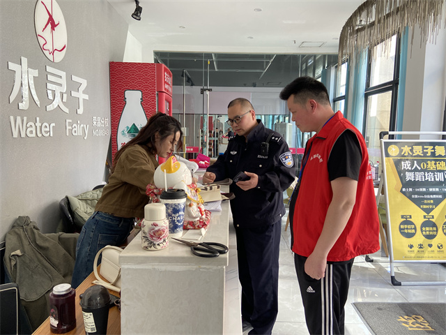 社區(qū)民警、網(wǎng)格員向轄區(qū)商戶宣傳反詐知識(shí)。通訊員 王軒 攝