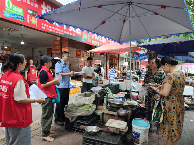 社區(qū)民警、網(wǎng)格員聯(lián)合處置占道經(jīng)營(yíng)商戶矛盾糾紛。通訊員 王軒 攝