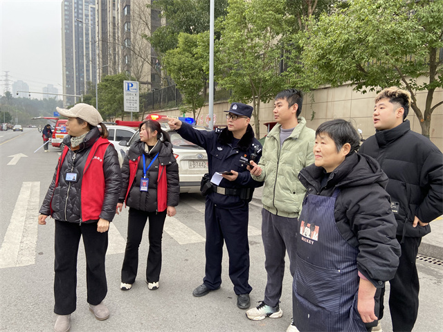 社區(qū)民警、網(wǎng)格員與居民現(xiàn)場(chǎng)查看處置機(jī)動(dòng)車占道停放堵塞消防通道問題。通訊員 王軒 攝