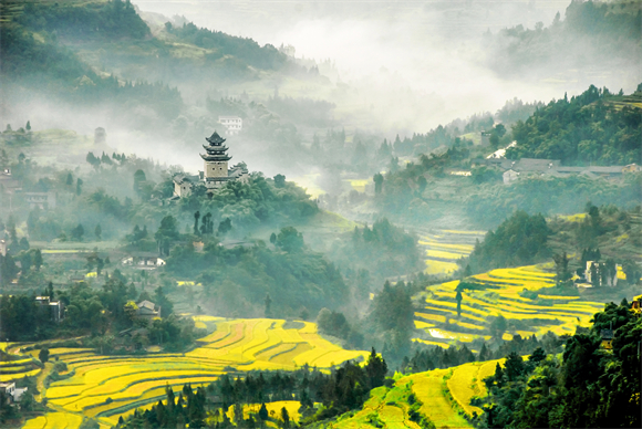 霧氣中，黎明古村若隱若現(xiàn)。重慶農(nóng)高集團供圖