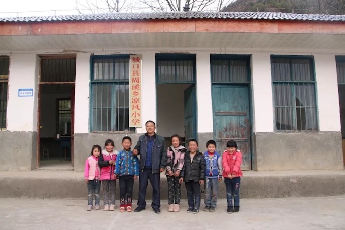 倪代興與學生們合影。周溪鄉(xiāng)供圖