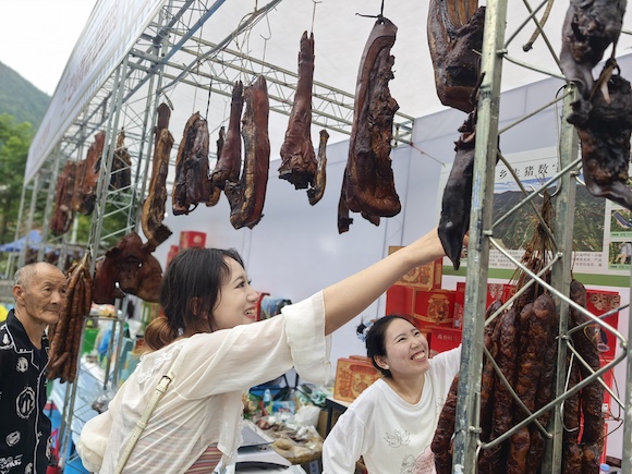 城口老臘肉迎來消費熱潮。厚坪鄉(xiāng)供圖