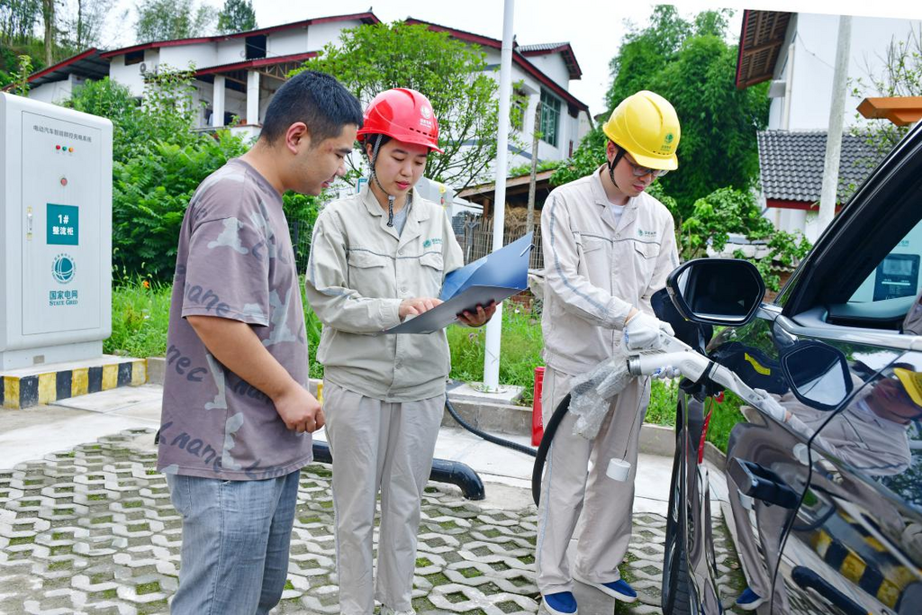 国网重庆合川供电公司员工在弯桥村超级充电站服务车主充电。受访单位供图