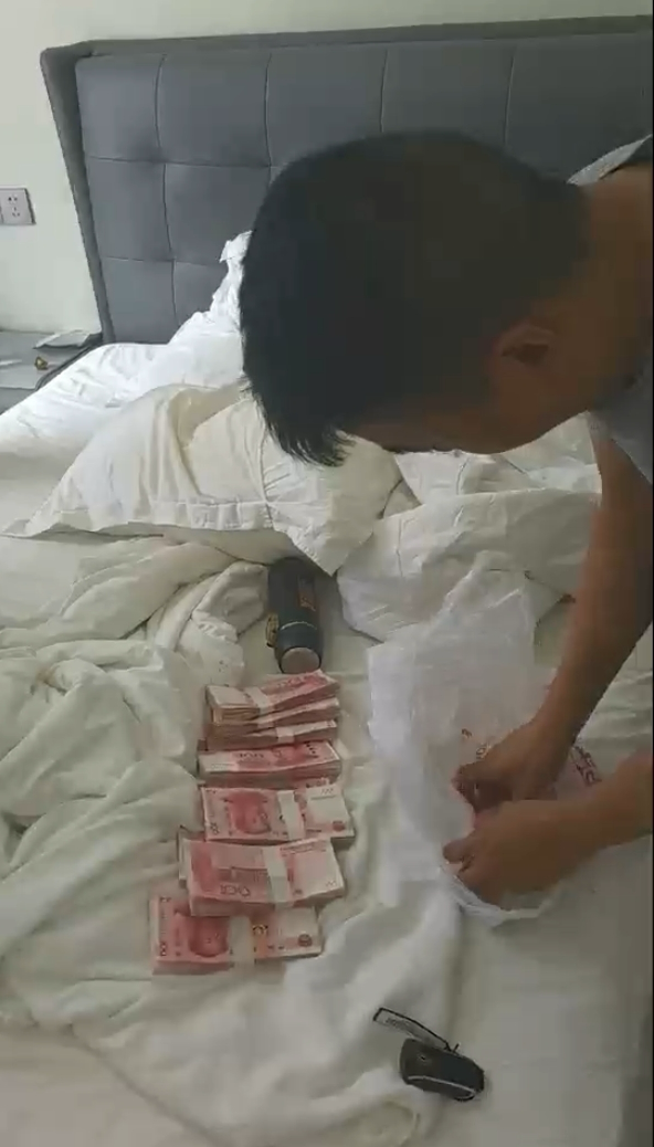 現(xiàn)場扣押的部分贓款。 警方供圖