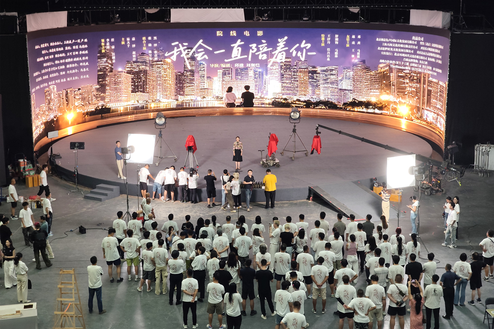 8月7日，電影《我會一直陪著你》在重慶永川科技片場正式開機。通訊員 龔毅 攝