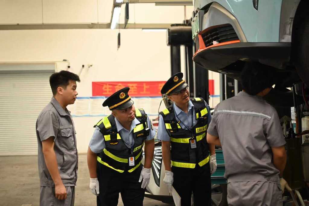 执法队员现场检查。受访者供图
