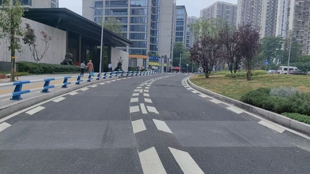 歇臺(tái)子連接線隧道口周邊配套道路。受訪單位供圖