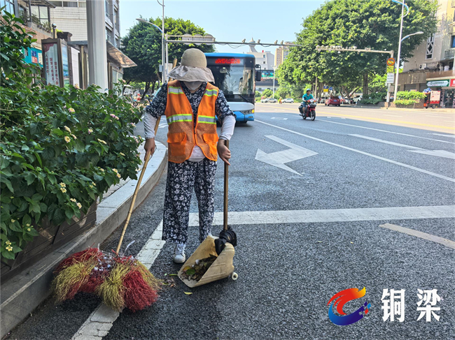 環(huán)衛(wèi)工人清掃路邊垃圾。