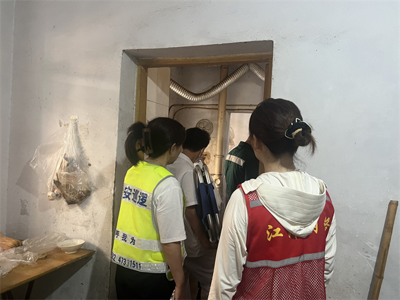 展開(kāi)救助工作。白沙鎮(zhèn)供圖 第1眼TV-華龍網(wǎng)發(fā)