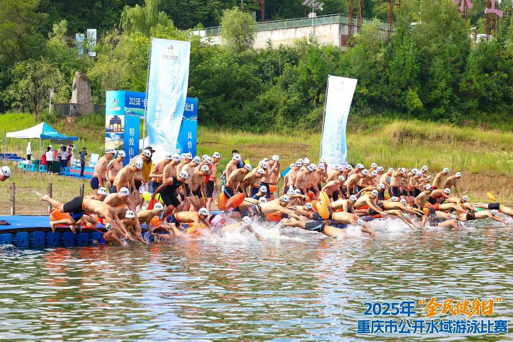 選手躍入水中。受訪者供圖