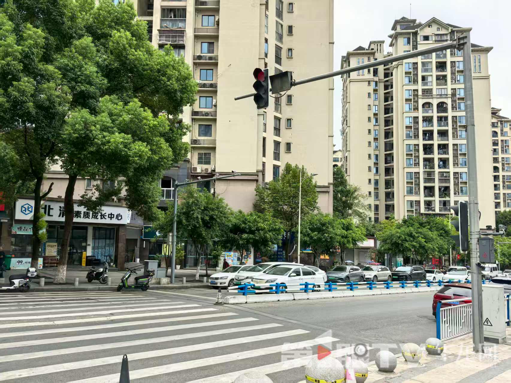 翠屏路口与龙石路口交界处(锦华学校路口)增设了红绿灯。第1眼TV-华龙网 陈雨 摄