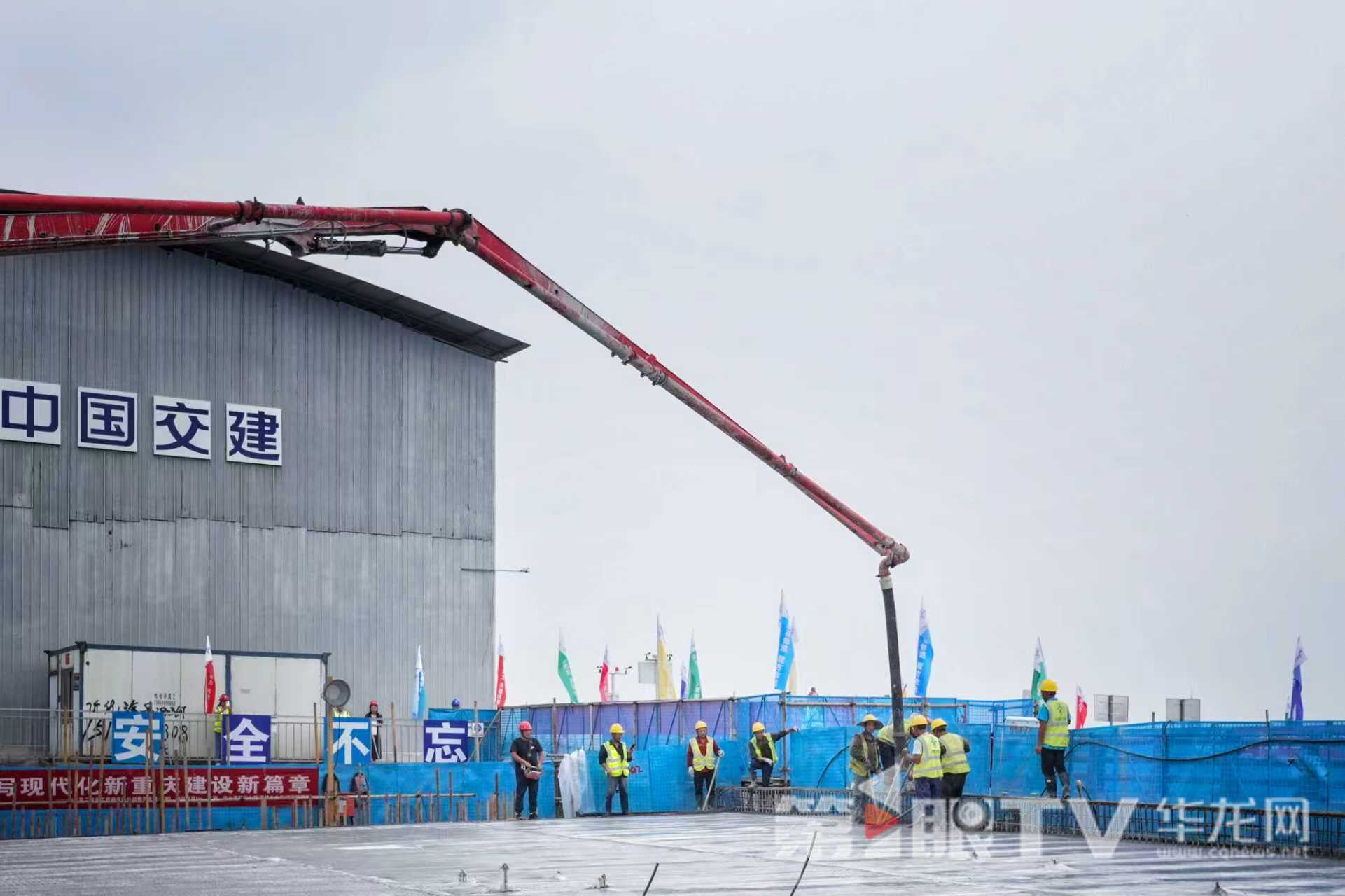 现场进行浇筑。第1眼TV-华龙网记者 李一鸣 摄