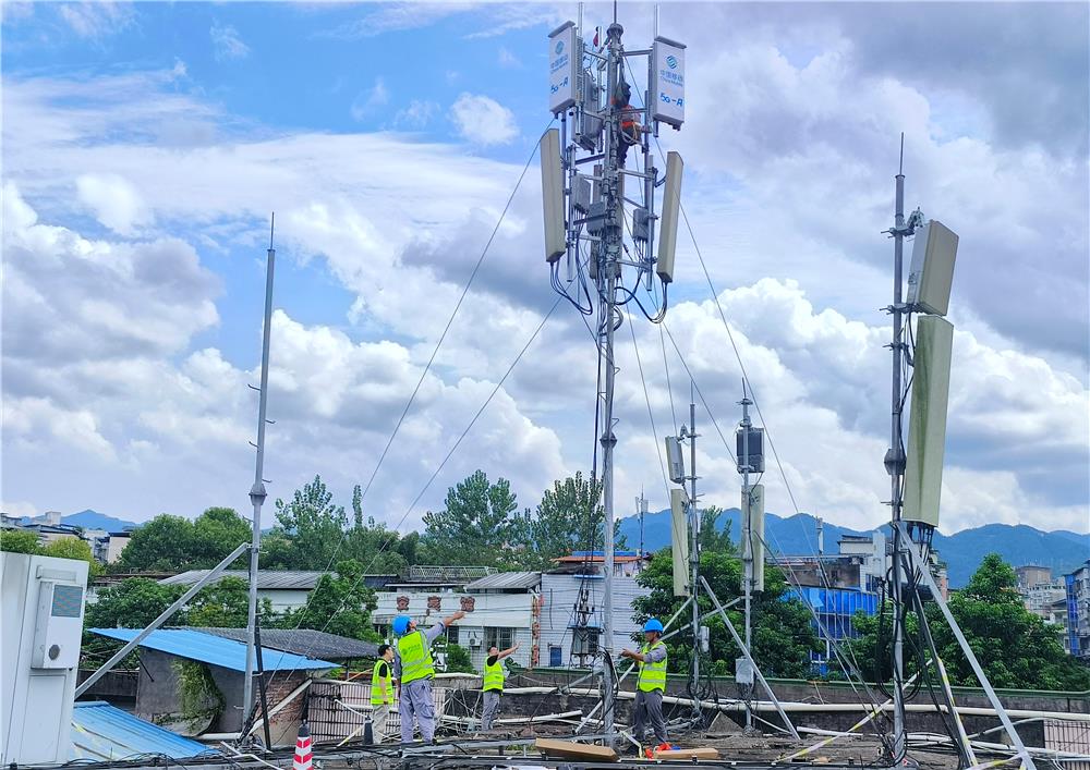 中国移动梁平分公司组织施工人员在梁平机场附近开展5G-A通感一体基站安装作业。