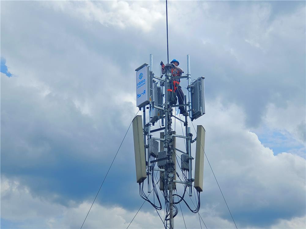 作业人员登上通信桅杆塔，有条不紊地进行5G-A通感一体基站安装作业。