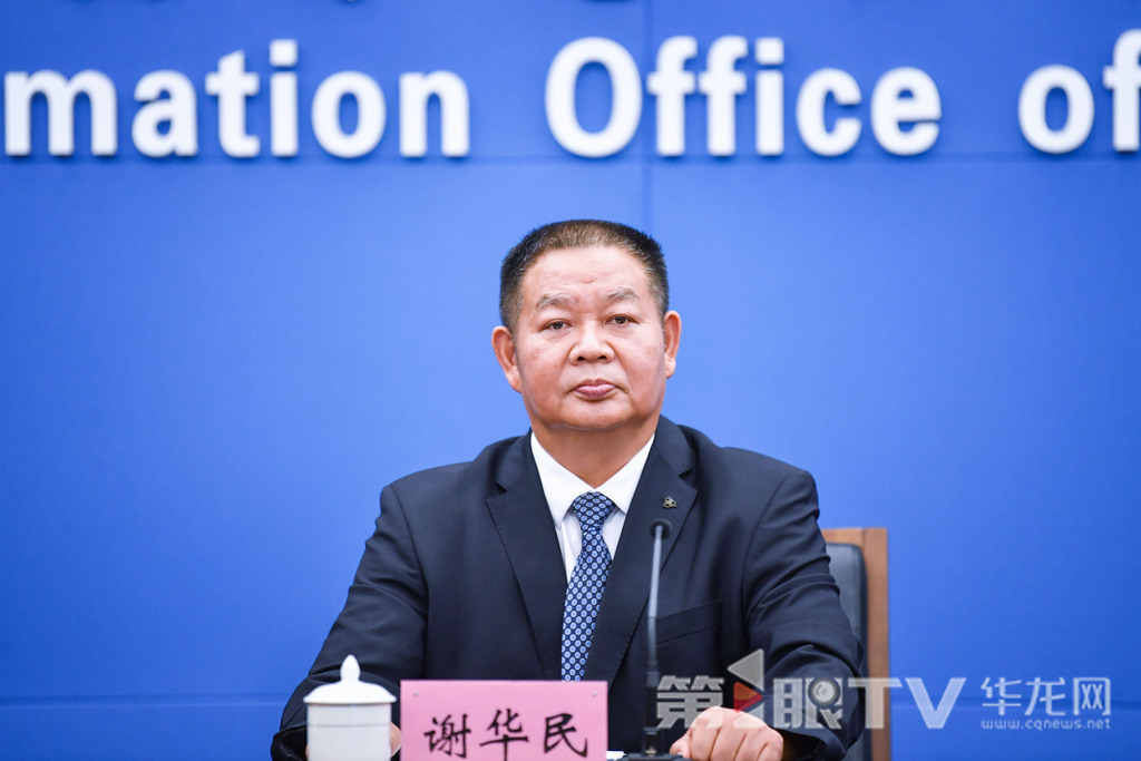 市工商聯(lián)黨組成員、二級(jí)巡視員、新聞發(fā)言人謝華民回答記者提問(wèn)。第1眼TV-華龍網(wǎng)記者 李一鳴 攝