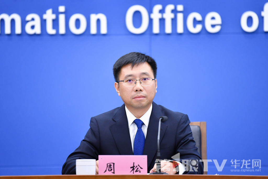 市委農(nóng)業(yè)農(nóng)村工委委員、市農(nóng)業(yè)農(nóng)村委副主任周松回答記者提問。第1眼TV-華龍網(wǎng)記者 李一鳴 攝