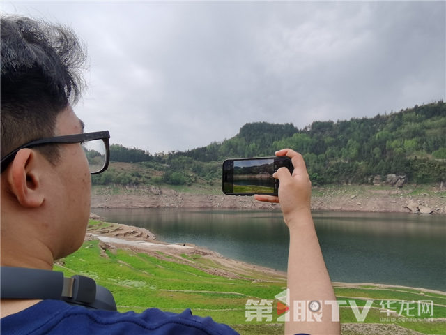 學(xué)生采集寫生素材。第1眼TV-華龍網(wǎng) 曹先旺 攝