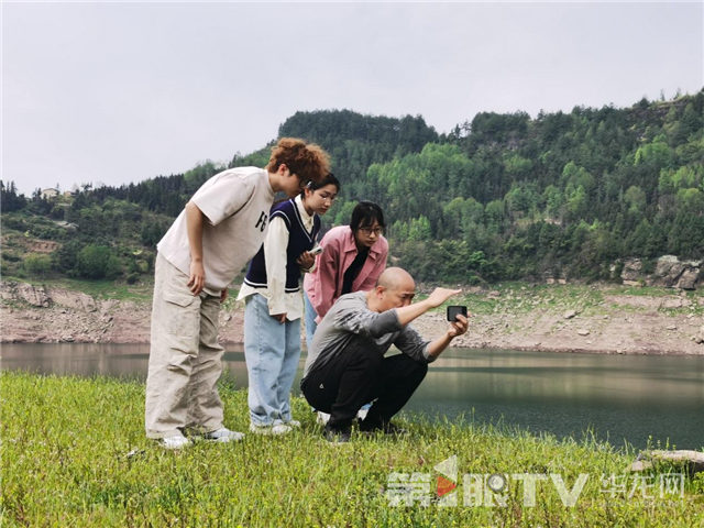 老師現(xiàn)場教學(xué)。第1眼TV-華龍網(wǎng) 曹先旺 攝
