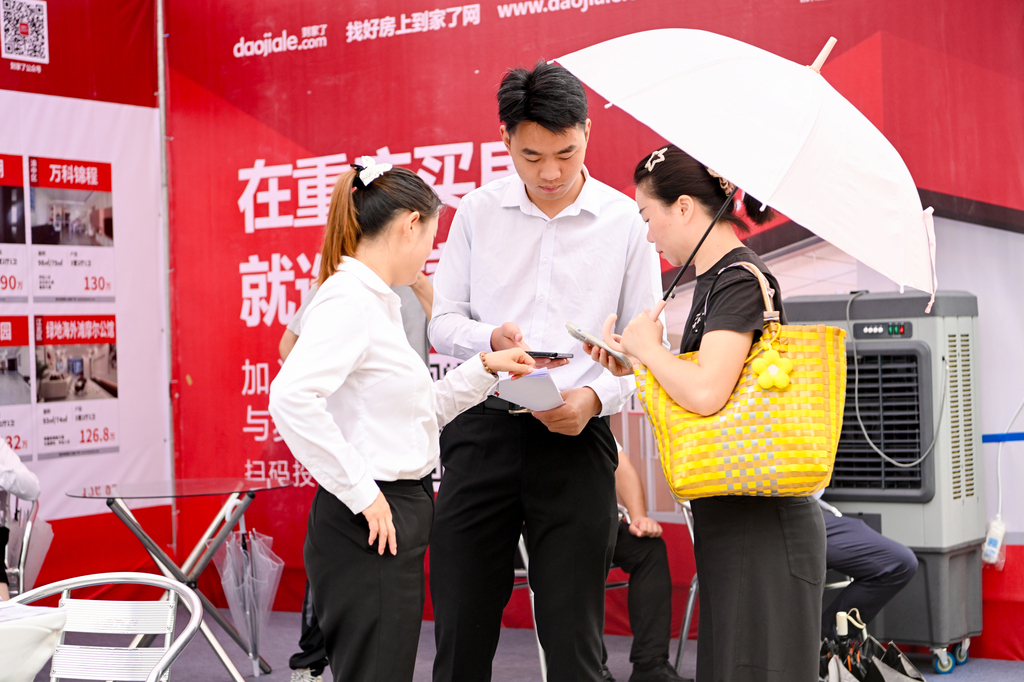 市民咨詢二手房。受訪單位供圖