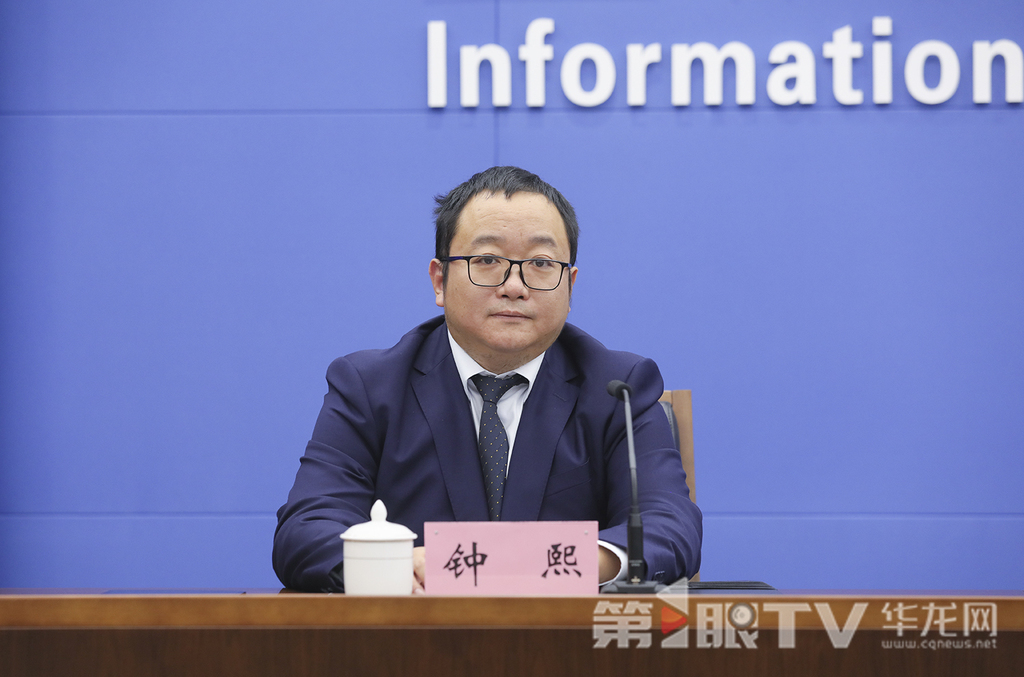 市經濟信息委副主任鐘熙回答記者提問。第1眼TV-華龍網首席記者 李文科 攝