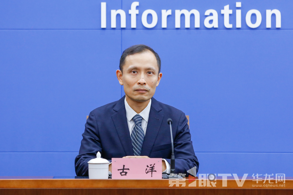 9月25日，“高質(zhì)量完成‘十四五’規(guī)劃 譜寫中國式現(xiàn)代化重慶篇章”系列主題新聞發(fā)布會（第十一場）舉行，本場介紹“十四五”時期重慶醫(yī)療保障發(fā)展成效。圖為市醫(yī)保局副局長古洋回答記者提問。第1眼TV-華龍網(wǎng)記者 石濤 攝