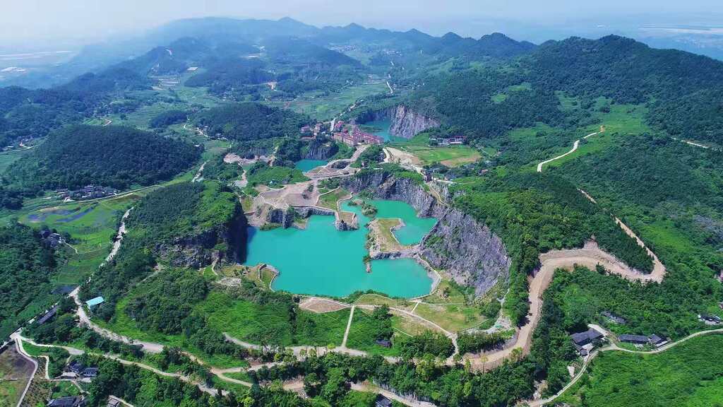圖為生態(tài)修復后的渝北區(qū)銅鑼山廢棄礦山。市規(guī)資局提供圖