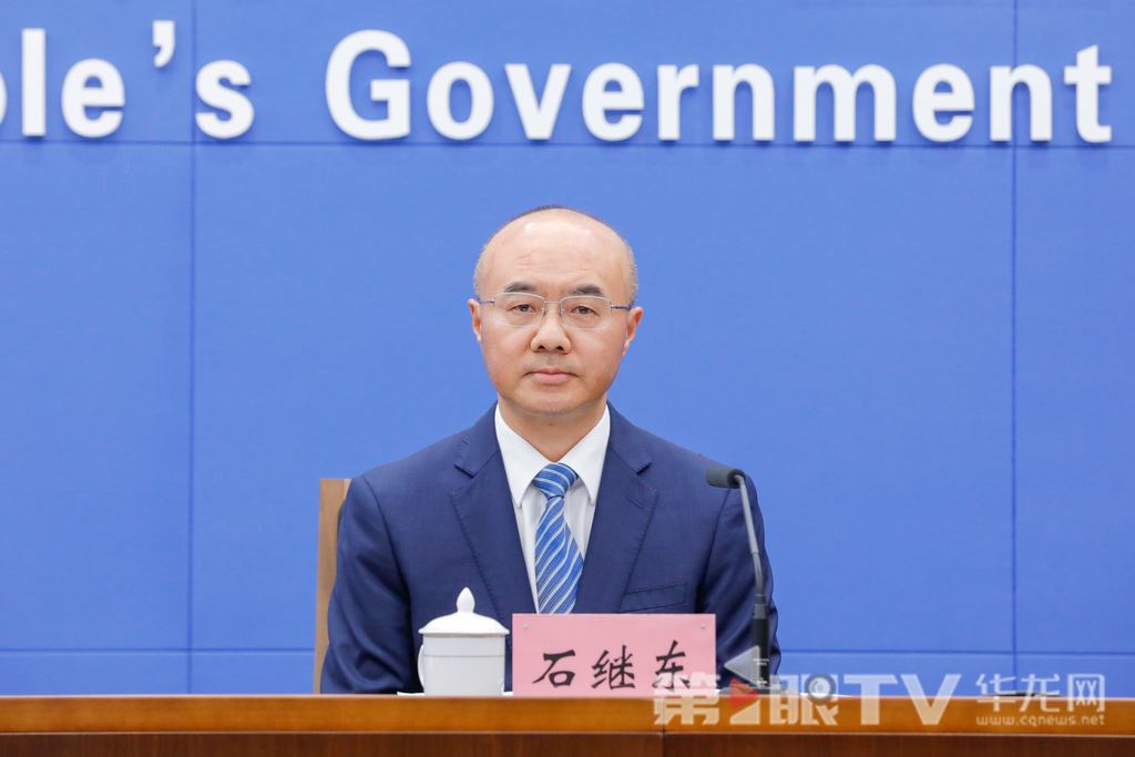 9月28日，重慶市政府新聞辦舉行“高質(zhì)量完成‘十四五’規(guī)劃 譜寫中國式現(xiàn)代化重慶篇章”系列主題新聞發(fā)布會(huì)（第十三場(chǎng)），本場(chǎng)介紹“十四五”時(shí)期重慶市屬國資國企高質(zhì)量發(fā)展成效。圖為重慶交通開投集團(tuán)董事長石繼東回答記者提問。第1眼TV-華龍網(wǎng)記者 石濤 攝