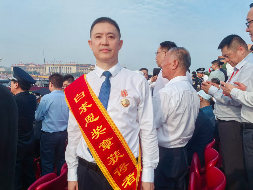 全國衛(wèi)生健康系統(tǒng)“白求恩獎(jiǎng)?wù)隆鲍@得者、重慶市人民醫(yī)院神經(jīng)中心主任吳南受邀現(xiàn)場觀禮。 重慶市人民醫(yī)院供圖
