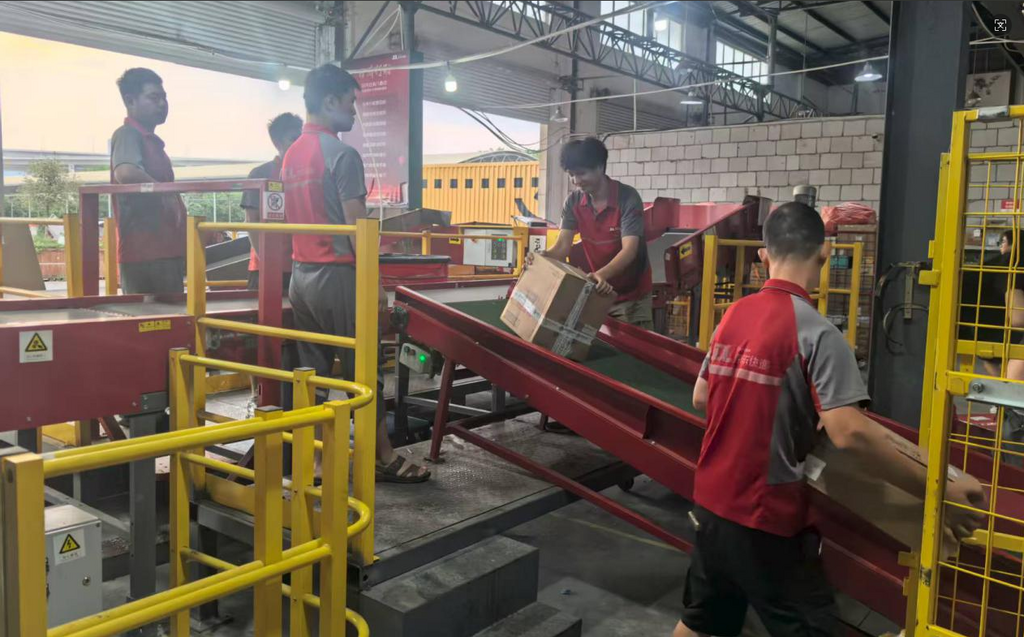 重庆京邦达物流有限公司工作人员作业中。重庆市人力社保局 供图