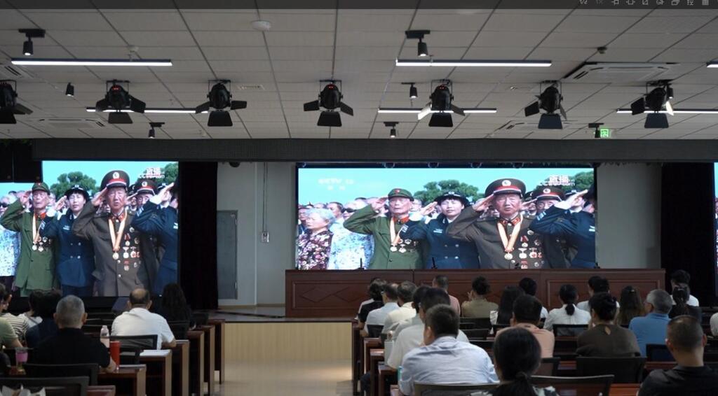 重慶市農(nóng)業(yè)學(xué)校組織教職員工和學(xué)生收看閱兵直播。受訪者供圖