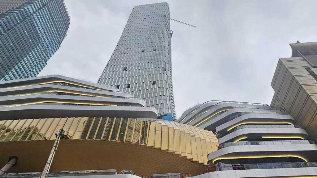 解放碑时尚文化城项目完成幕墙安装。中建八局供图
