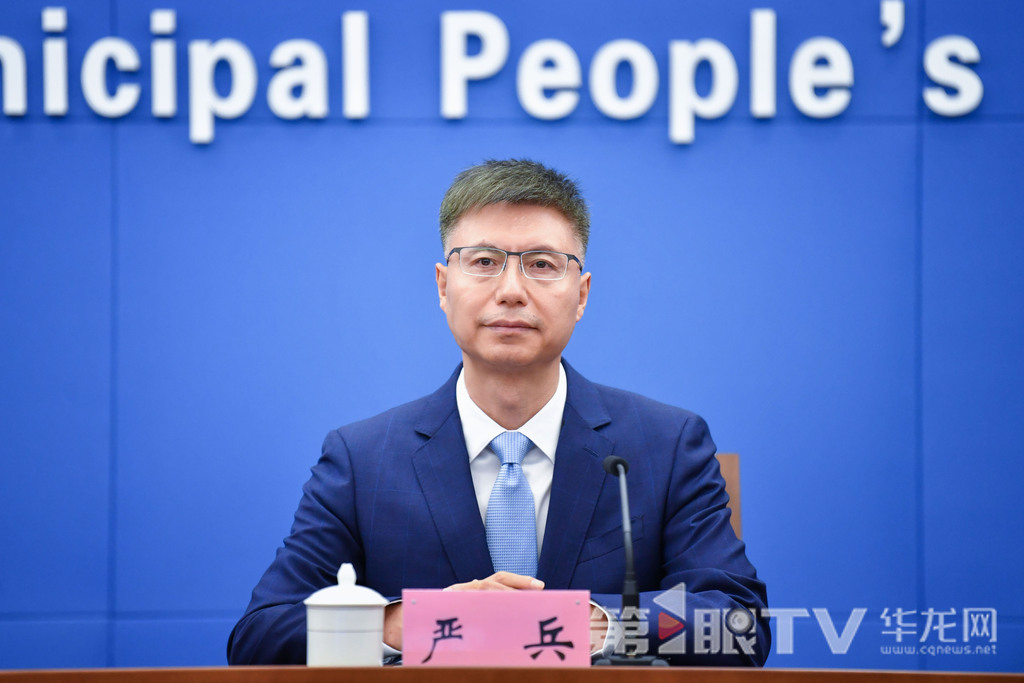9月9日，2025長江文明論壇新聞發(fā)布會舉行。圖為市廣播電視局黨組書記、局長，市委宣傳部副部長嚴(yán)兵回答記者提問。第1眼TV-華龍網(wǎng)記者 李一鳴 攝