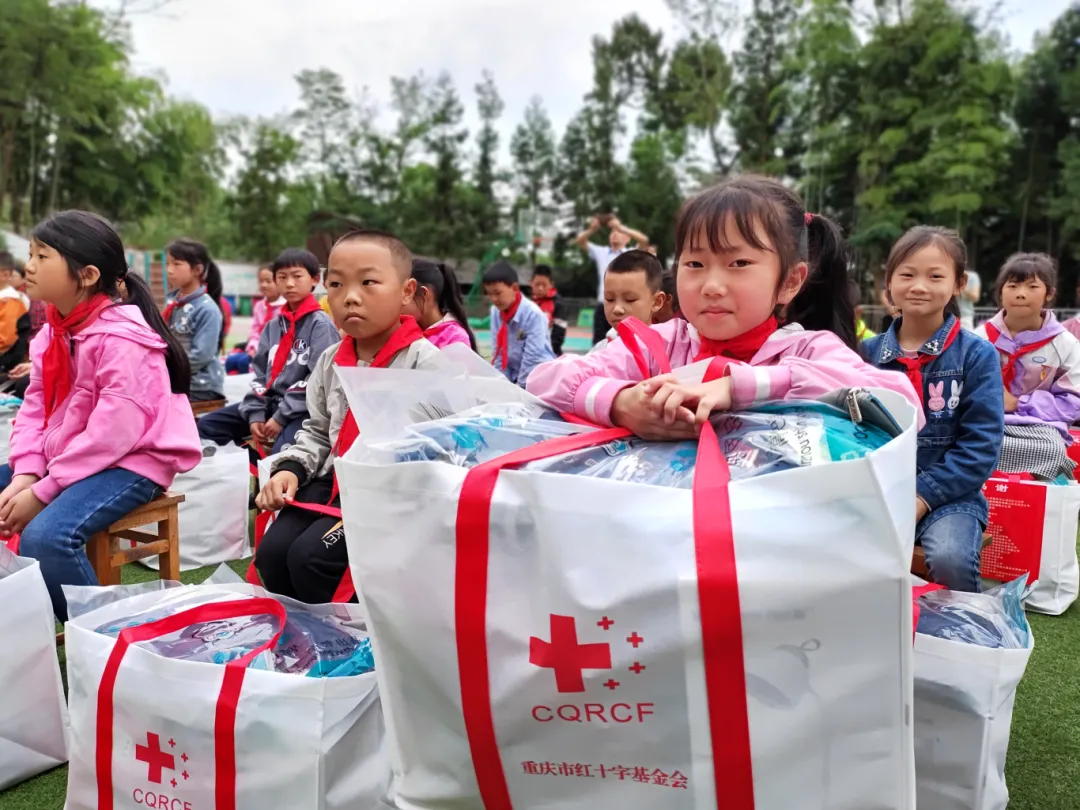 2022年六一儿童节,重庆市红十字基金会在部分远郊区县开展“渝爱同行公益项目”,为困境儿童发放爱心礼包。.png