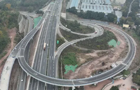 渝武高速拓宽改造工程项目建设现场。受访单位供图