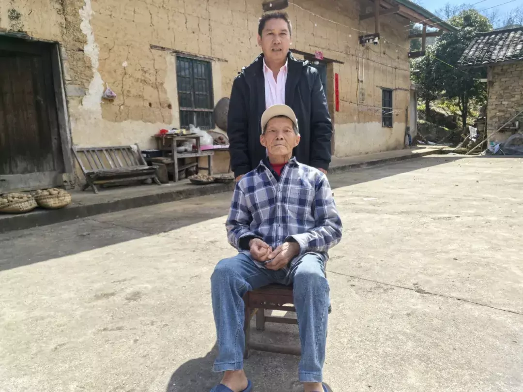 朱发明和年迈的父亲合影.jpg