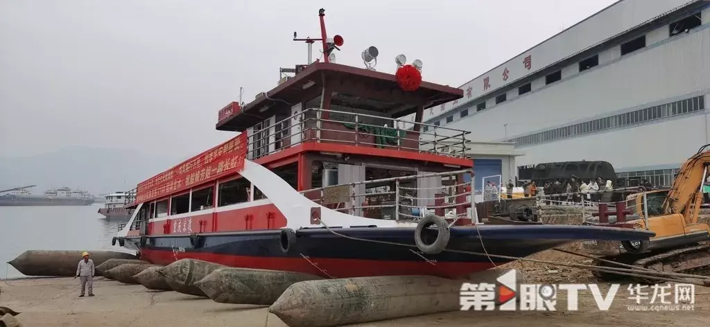 新“渝忠客2180”在乌杨码头吉水。第1眼TV-华龙网记者 陈洋 摄