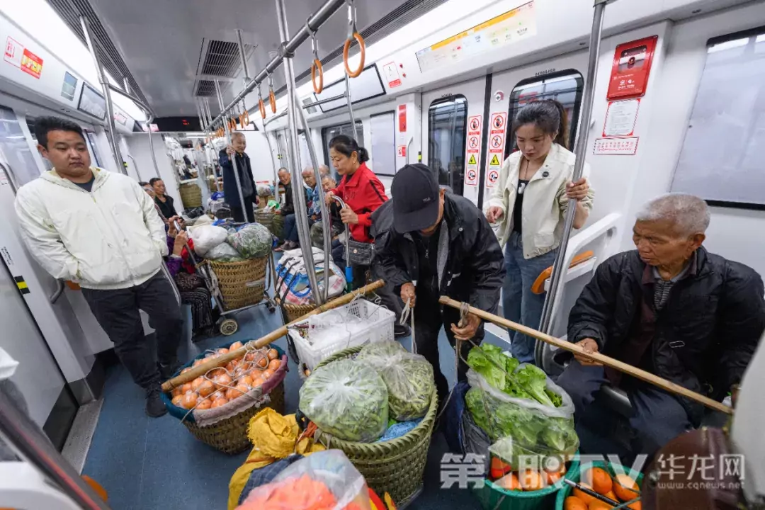 背篓专线。第1眼TV-华龙网记者 李一鸣 摄