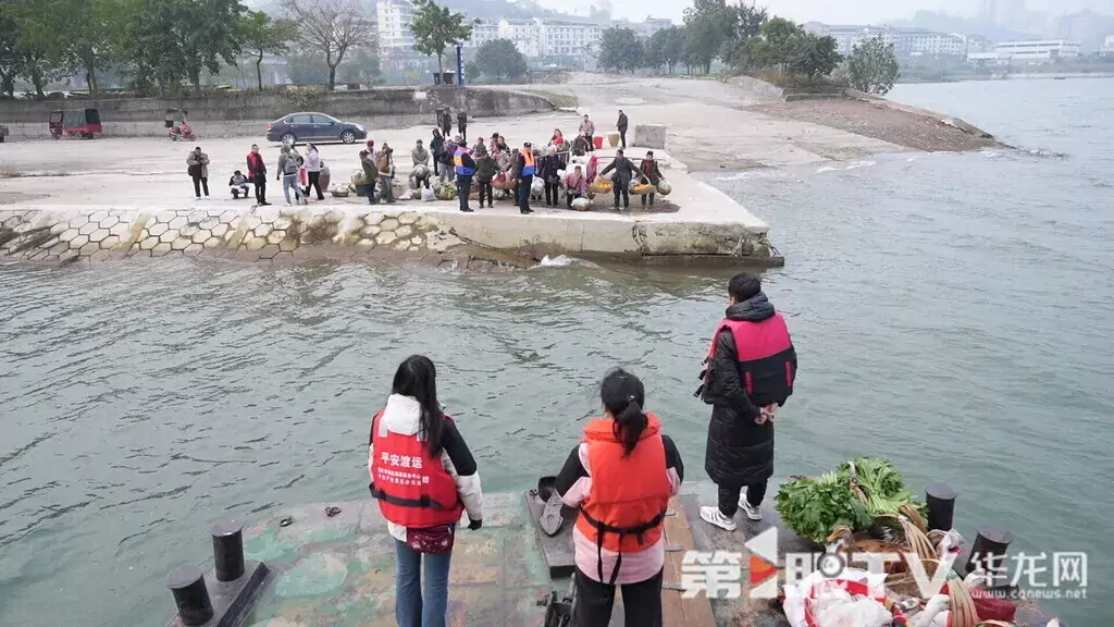 村民在渡口等船。第1眼TV-华龙网记者 陈洋 摄