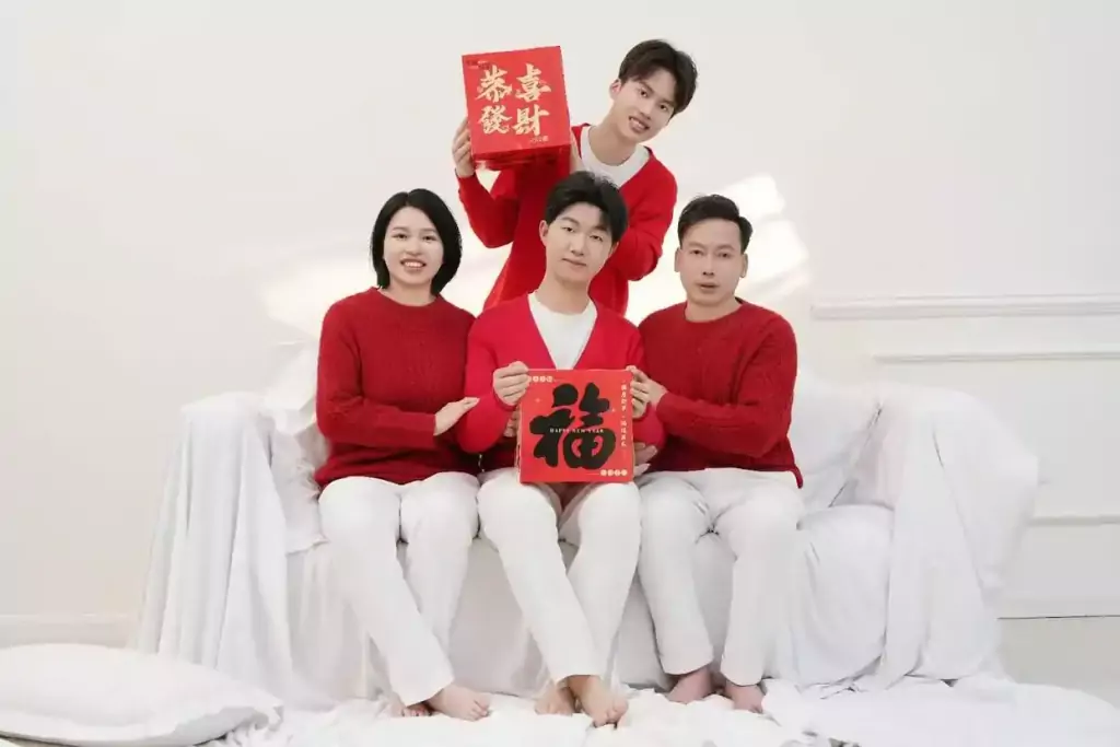 何鸿英一家人。受访者供图