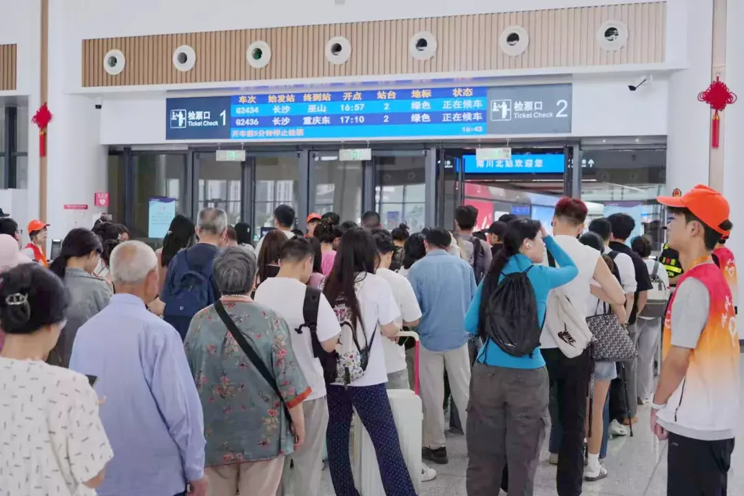 端午假期:客流攀升 交通平稳有序(分离(218120)-20260622133704.jpg
