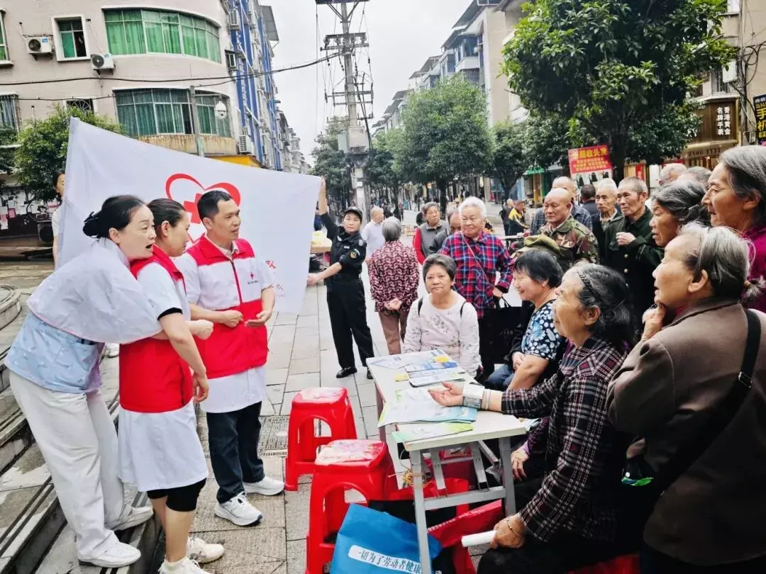 合川区赶场天“急救地摊” 把救命技能送到百姓身边.jpg