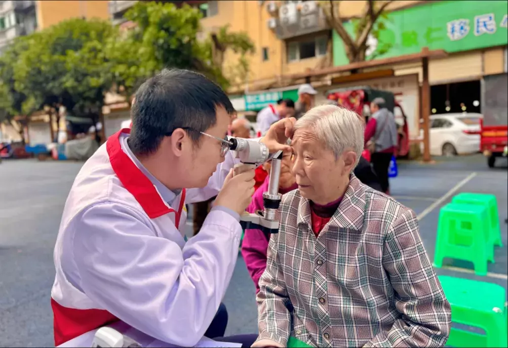 涪陵区同时为居民义诊.png