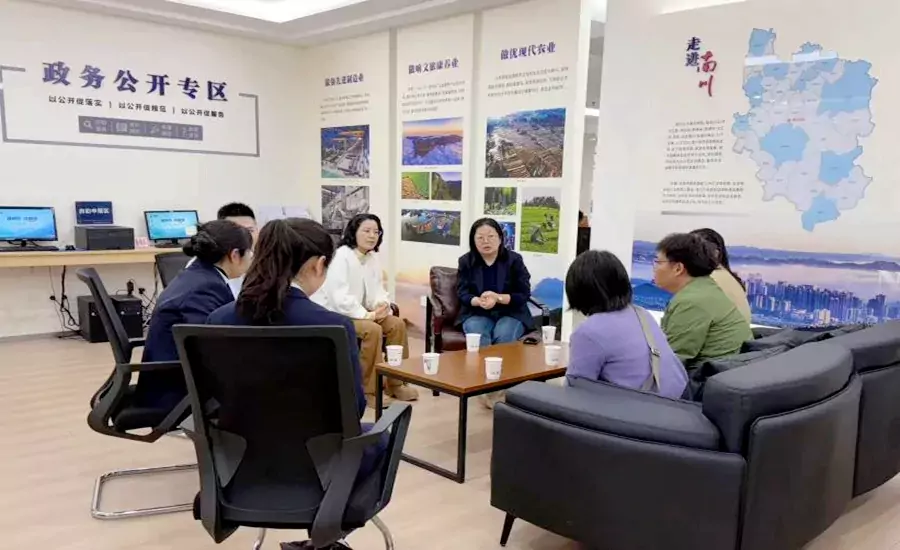 企业之家专员为小微企业人员提供帮扶。区政务办供图_副本.png