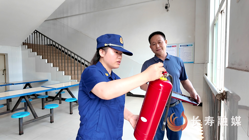 开学第一周遇上连晴高温 八颗街道合力“扫楼”查风险 (3)