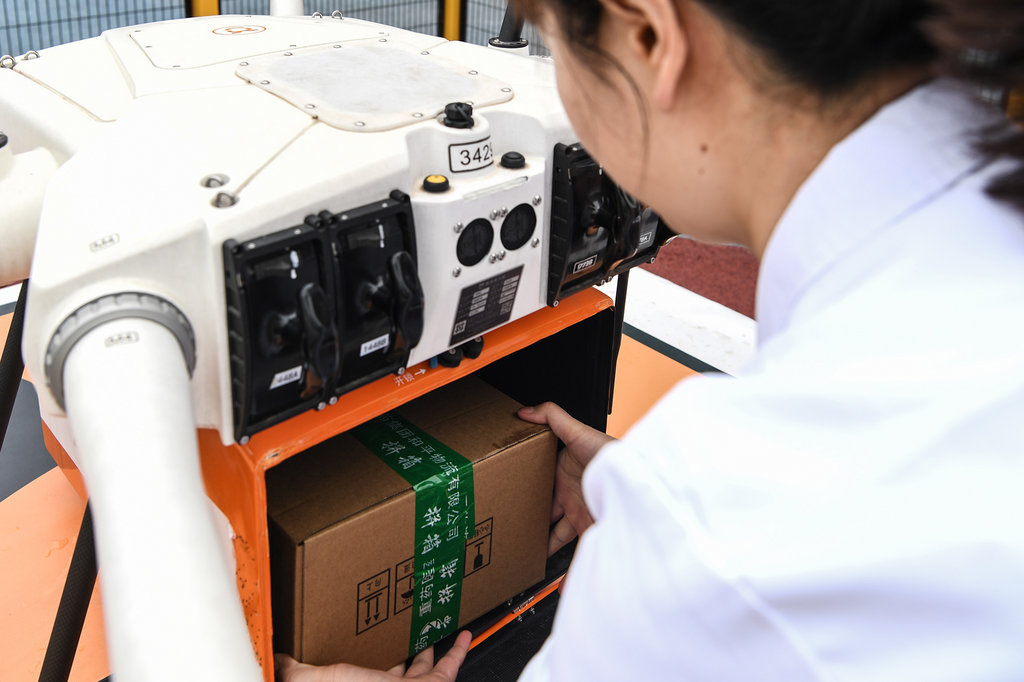 医护人员正在卸载药品。 受访者供图